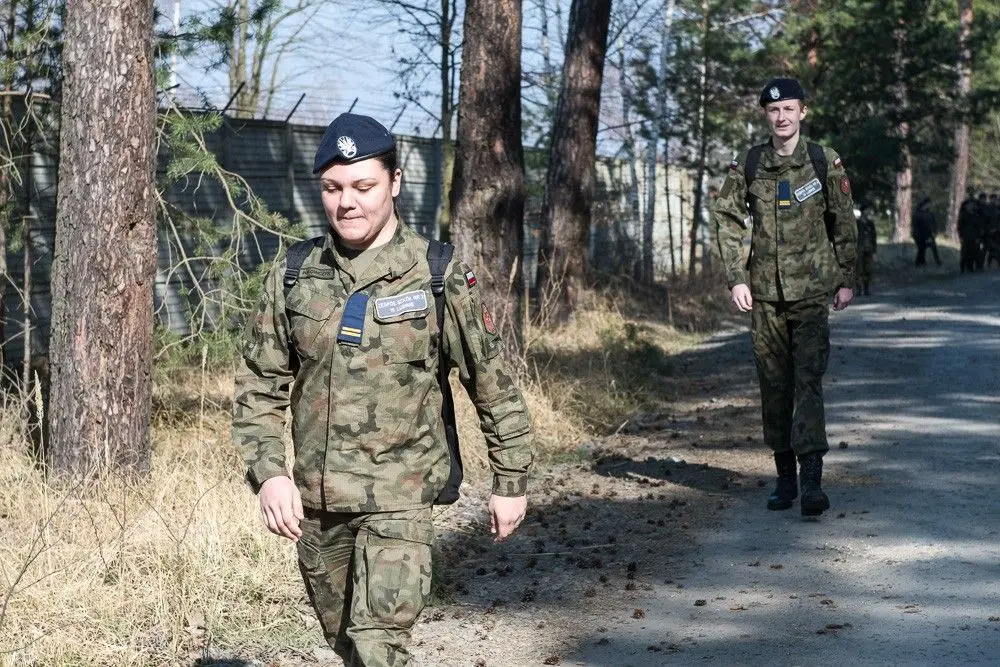 Uczniowie klas mundurowych w Świętoszowie