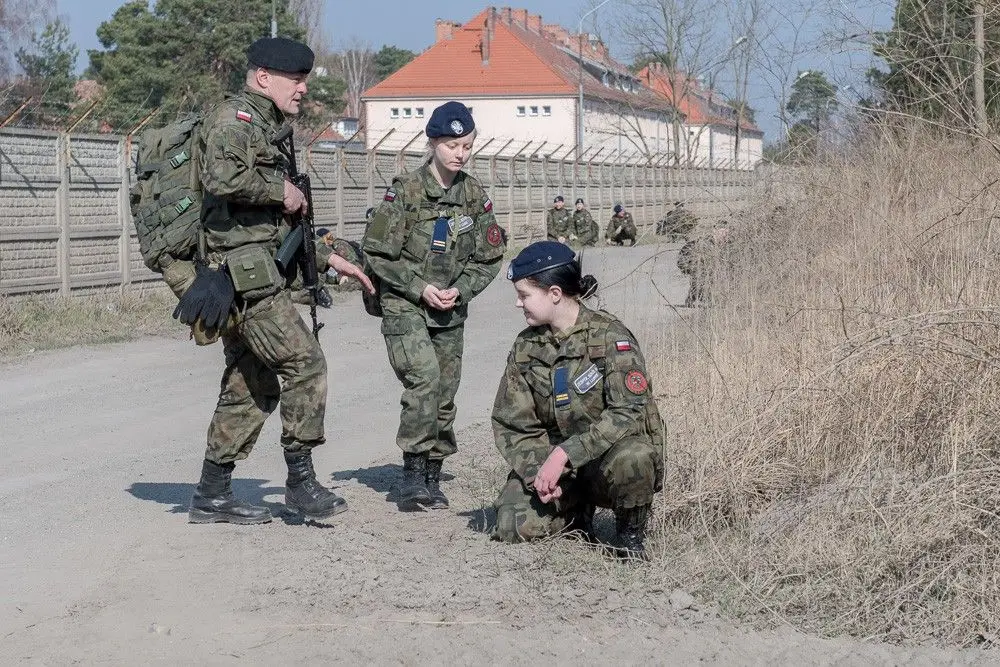 Uczniowie klas mundurowych w Świętoszowie