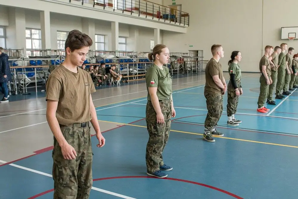 Uczniowie klas mundurowych w Świętoszowie