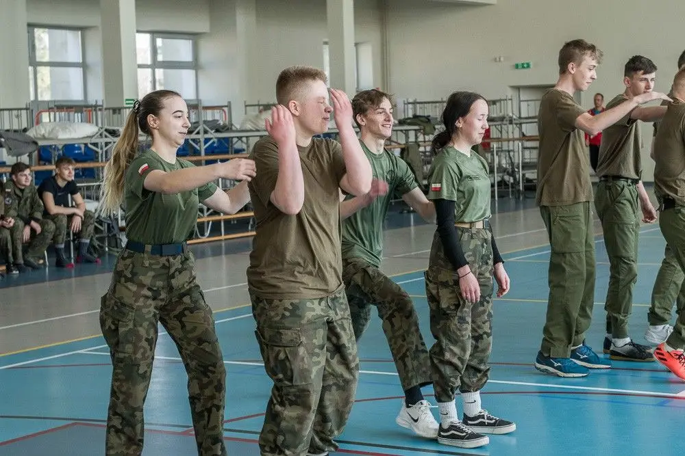 Uczniowie klas mundurowych w Świętoszowie