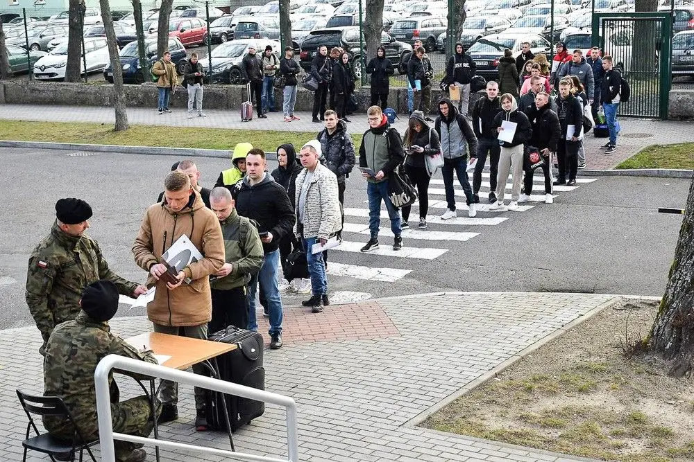 Szkolący się u bolesławieckich artylerzystów elewi dostali broń