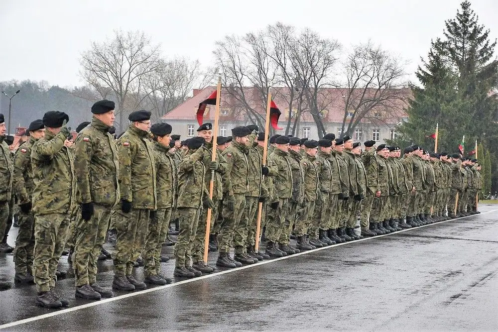 Szkolący się u bolesławieckich artylerzystów elewi dostali broń