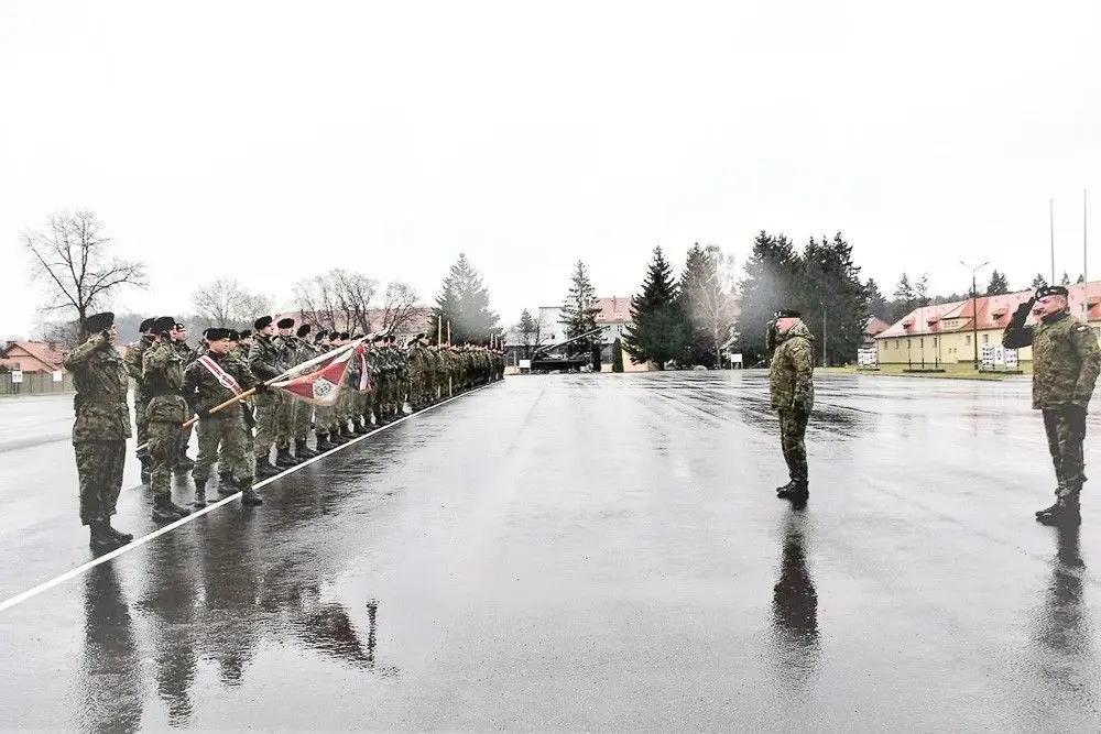 Szkolący się u bolesławieckich artylerzystów elewi dostali broń