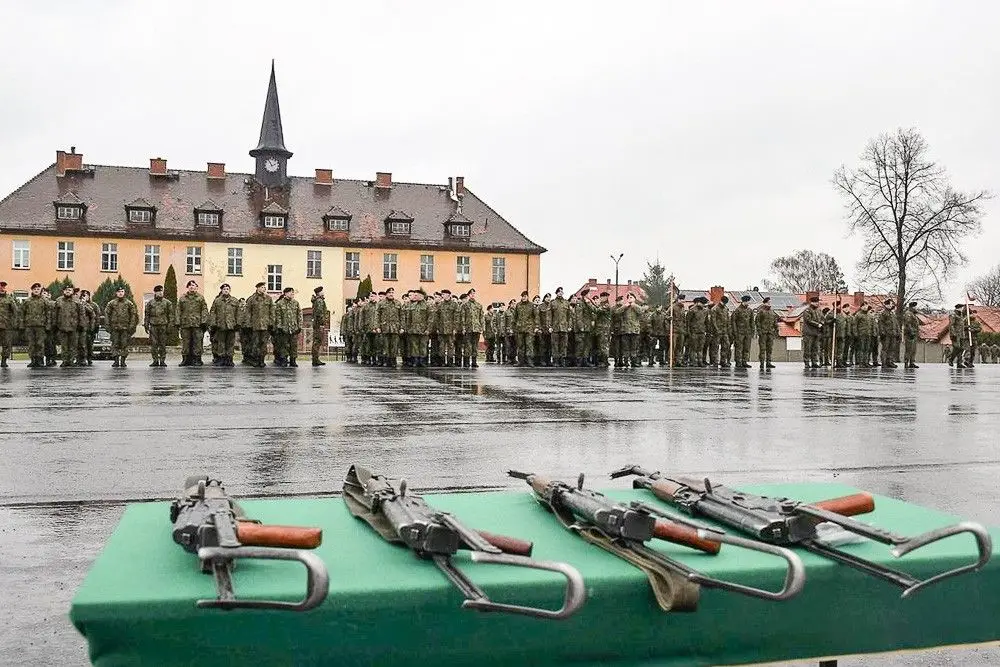 Елеви, які проходять підготовку у болеславецьких артилеристів, отримали зброю