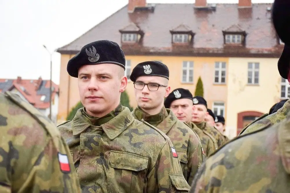Trainees at the Bolesławiec artillery regiment receive weapons