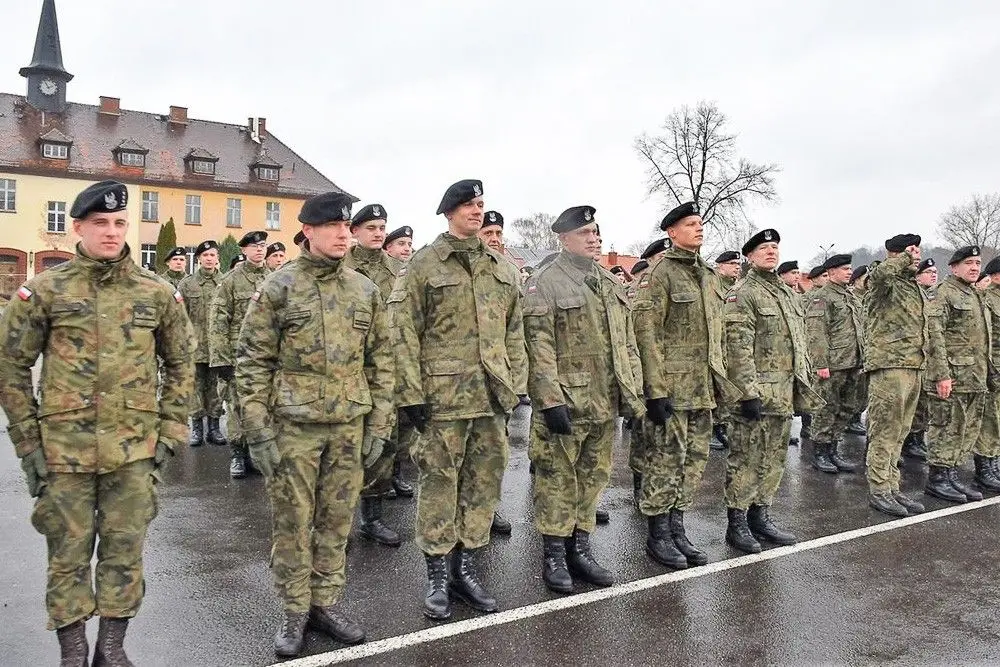 Szkolący się u bolesławieckich artylerzystów elewi dostali broń