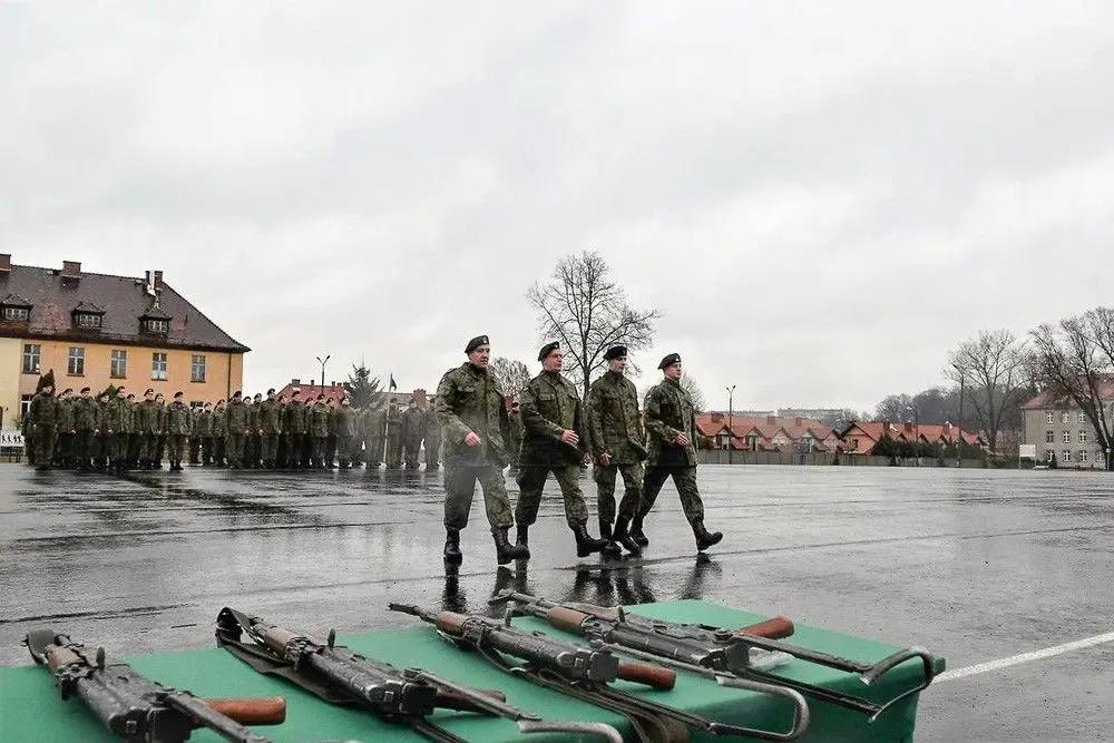Szkolący się u bolesławieckich artylerzystów elewi dostali broń