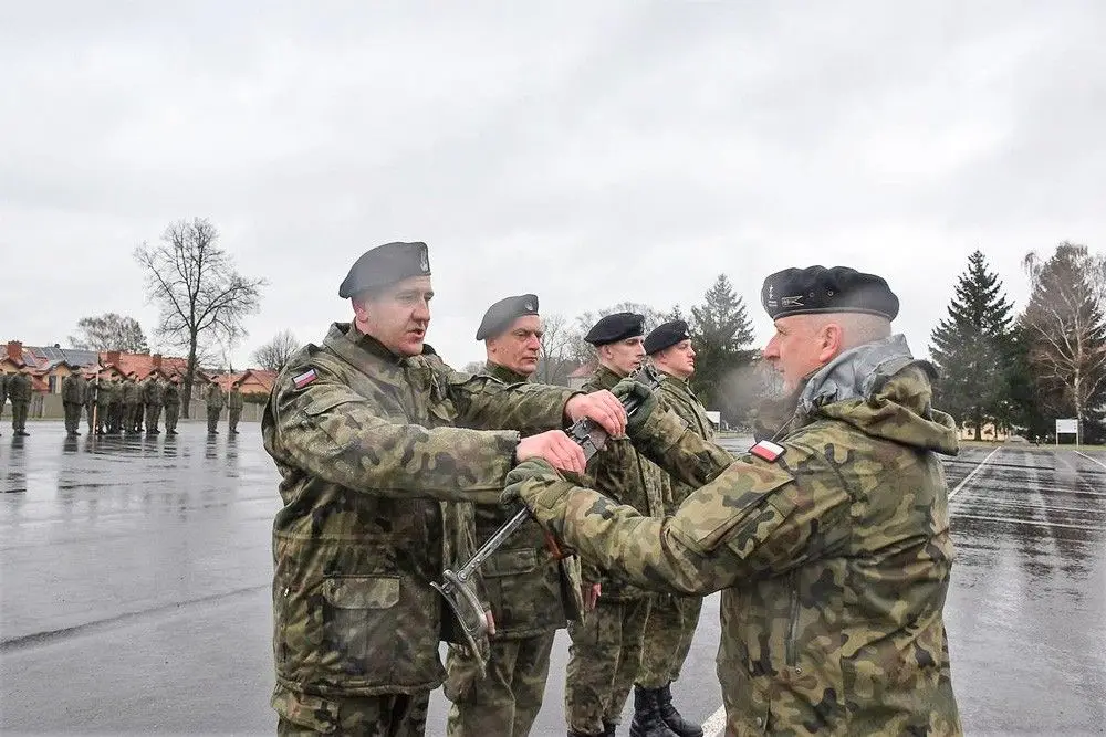 Szkolący się u bolesławieckich artylerzystów elewi dostali broń