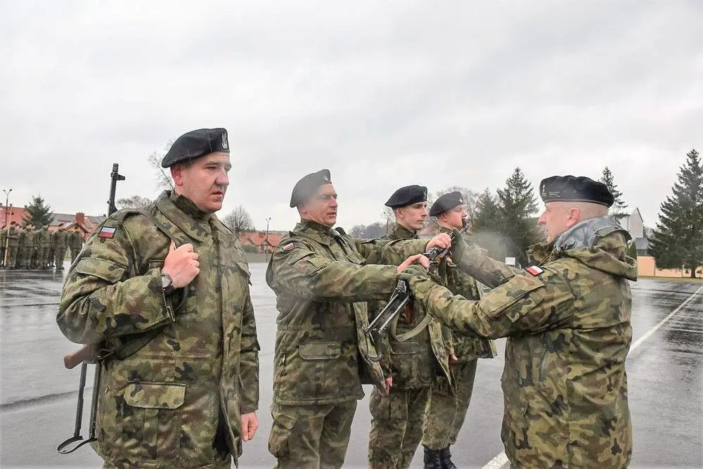 Szkolący się u bolesławieckich artylerzystów elewi dostali broń