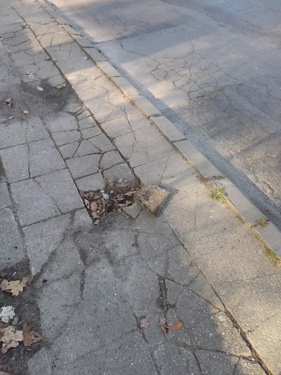 Білі лінії та зруйнований тротуар на вулиці Matejki у Bolesławiec