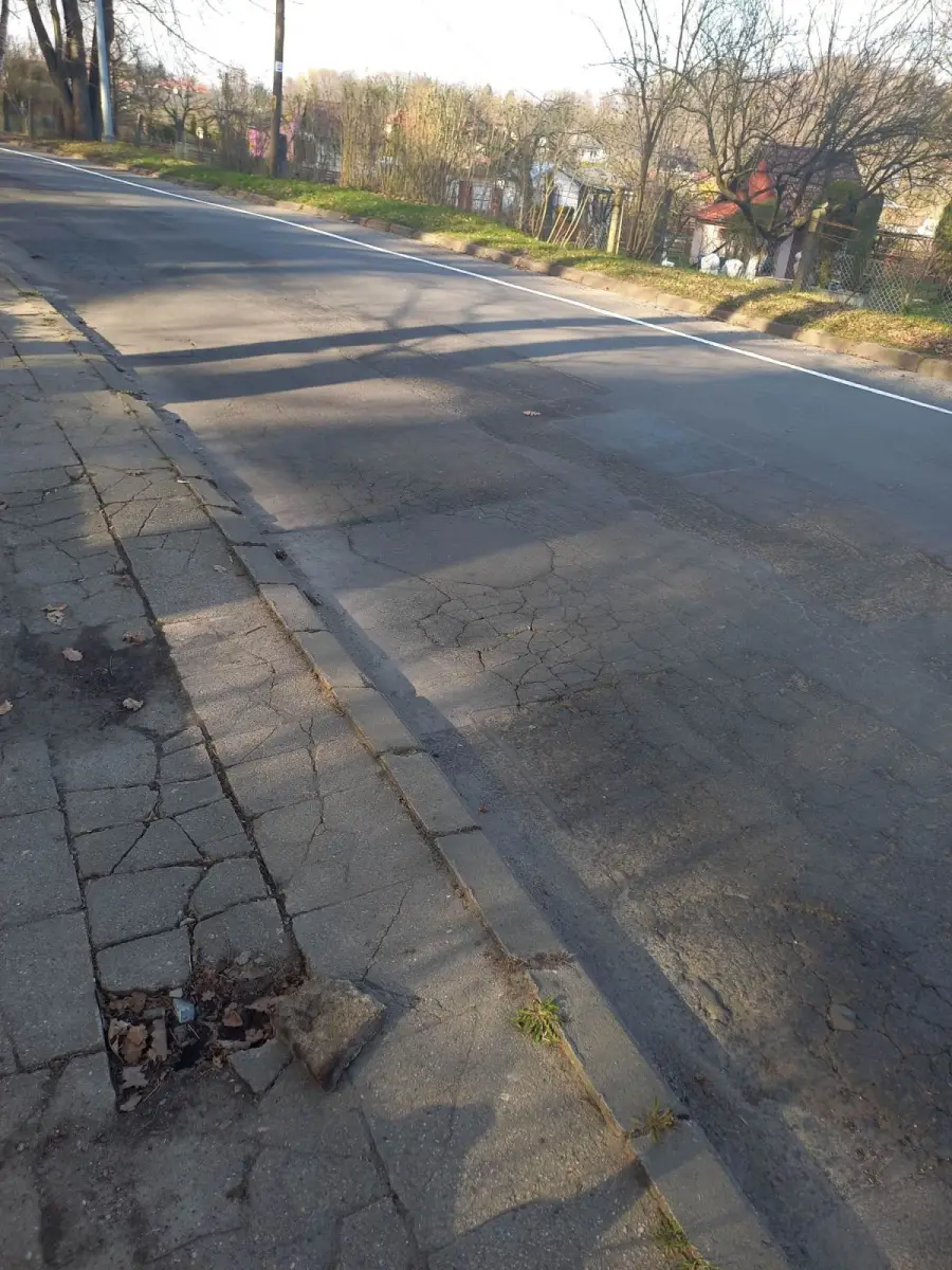 Białe linie i zniszczony chodnik przy ulicy Matejki w Bolesławcu