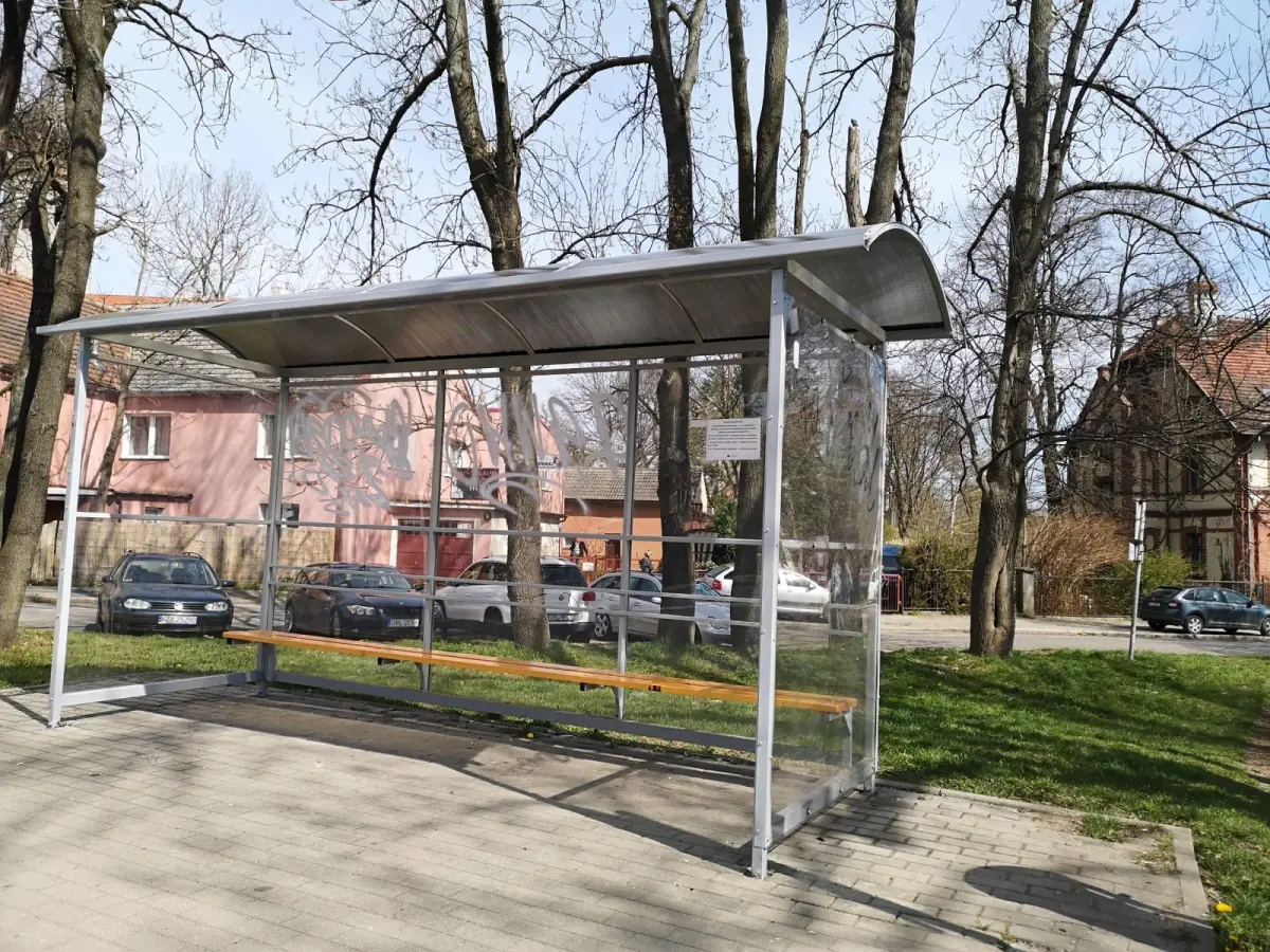 Zniszczone obiekty użyteczności publicznej i dzikie wysypiska śmieci