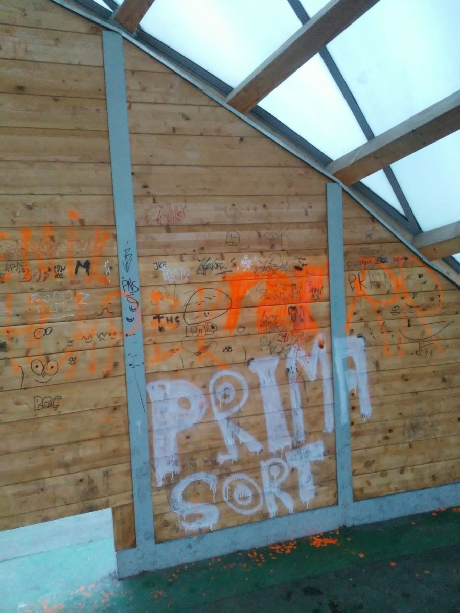 Zniszczone obiekty użyteczności publicznej i dzikie wysypiska śmieci