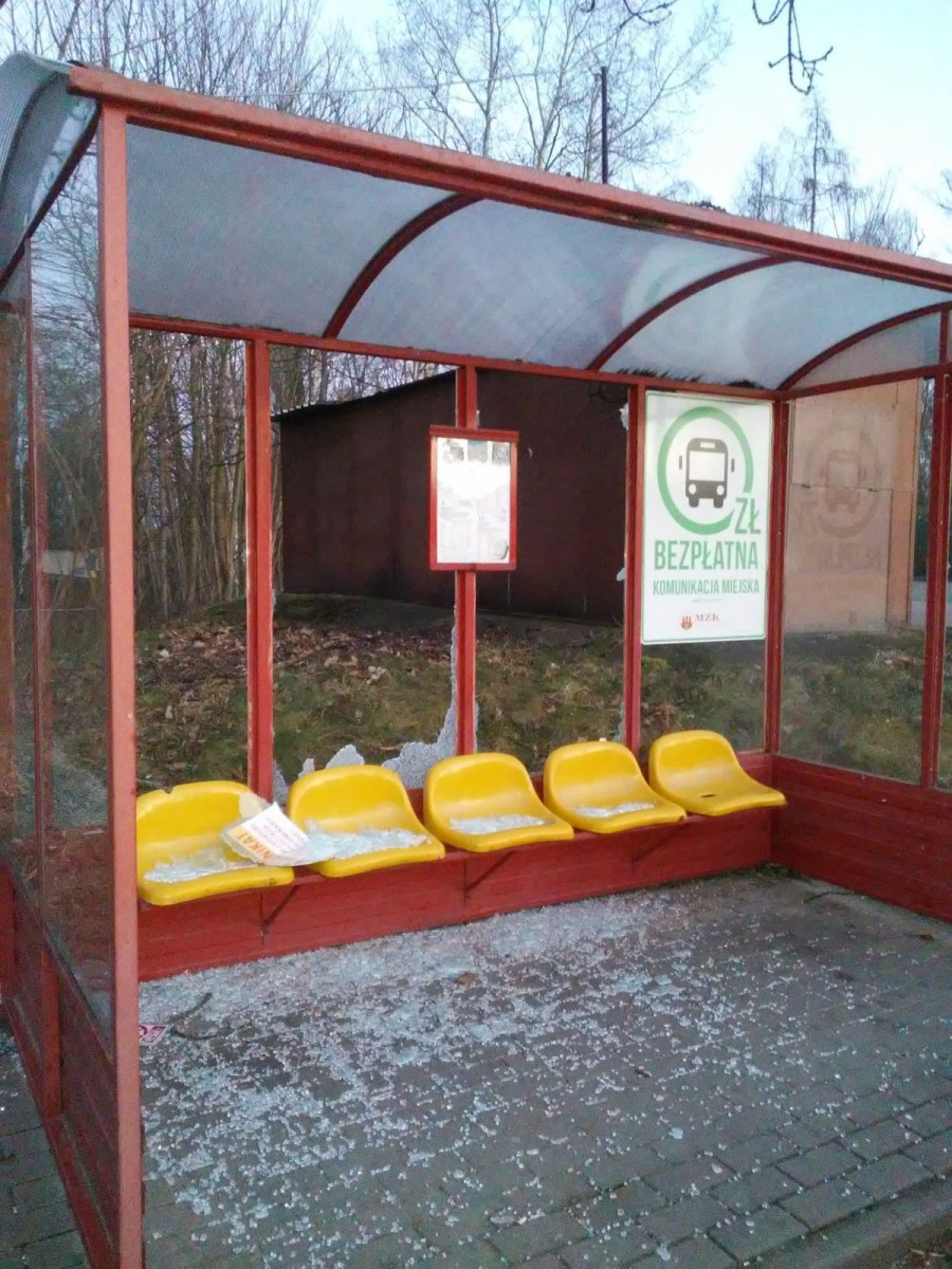 Zniszczone obiekty użyteczności publicznej i dzikie wysypiska śmieci