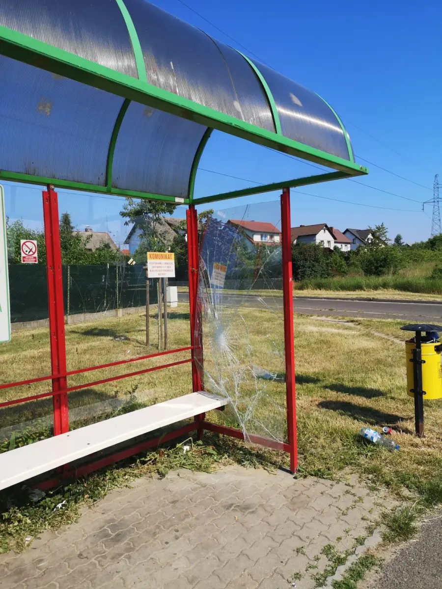 Zniszczone obiekty użyteczności publicznej i dzikie wysypiska śmieci