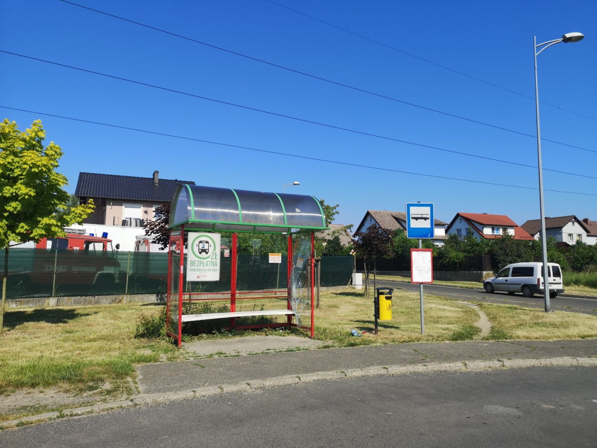 Zniszczone obiekty użyteczności publicznej i dzikie wysypiska śmieci