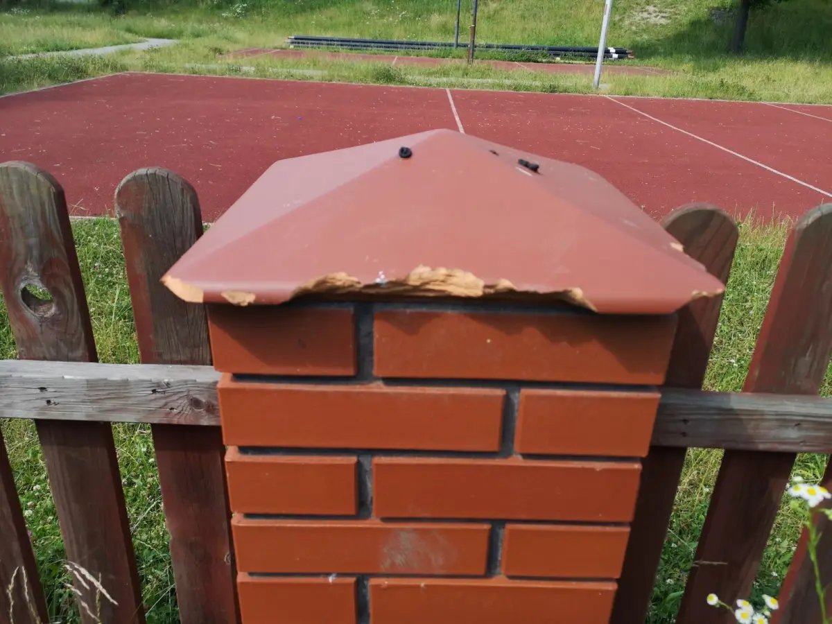 Zniszczone obiekty użyteczności publicznej i dzikie wysypiska śmieci