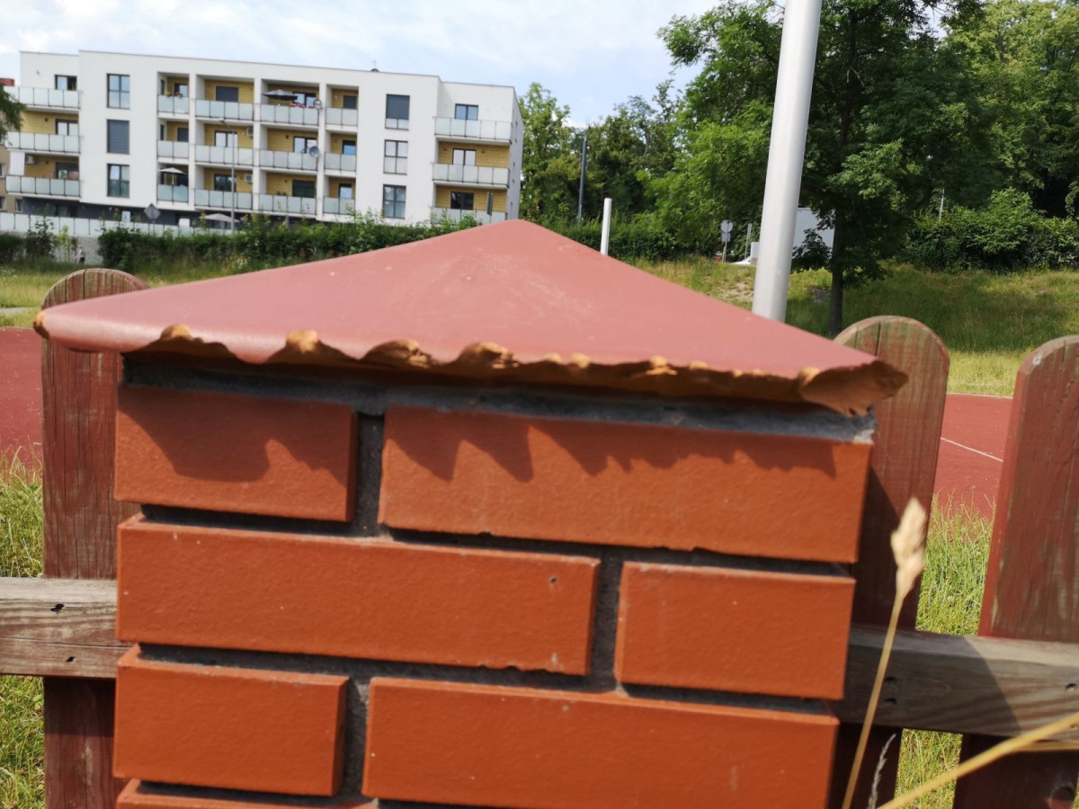 Zniszczone obiekty użyteczności publicznej i dzikie wysypiska śmieci