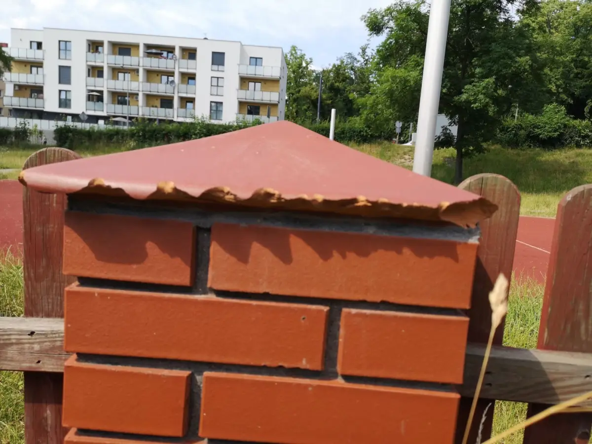 Zniszczone obiekty użyteczności publicznej i dzikie wysypiska śmieci