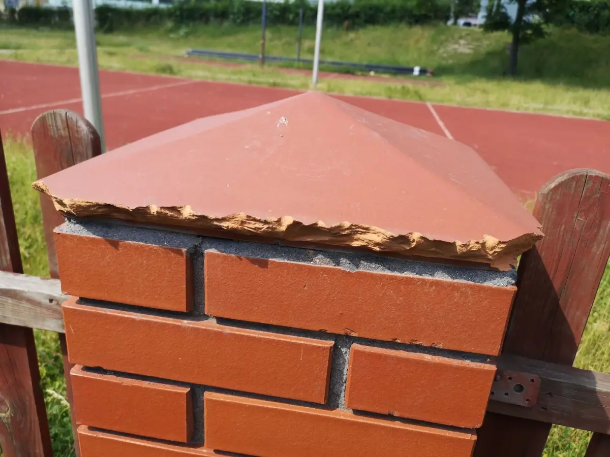 Zniszczone obiekty użyteczności publicznej i dzikie wysypiska śmieci