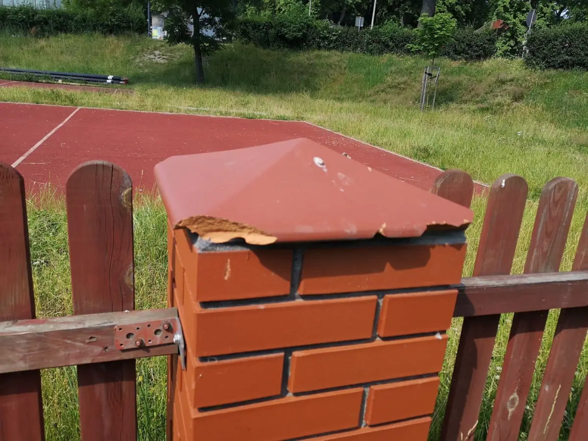 Зруйновані об’єкти громадського користування та стихійні сміттєзвалища