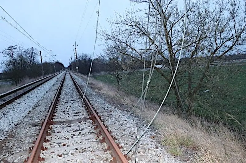 Zerwane linie trakcji kolejowej