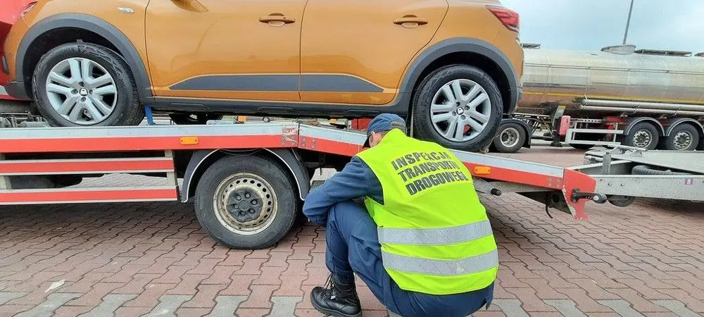 A4: niesprawnym pojazdem przewoził nowe auta