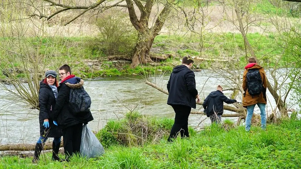 #SprzątamyDlaPolski: uczniowie powiatowych szkół w akcji