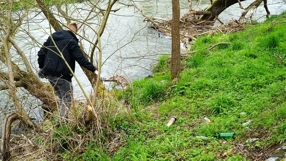 #SprzątamyDlaPolski: uczniowie powiatowych szkół w akcji