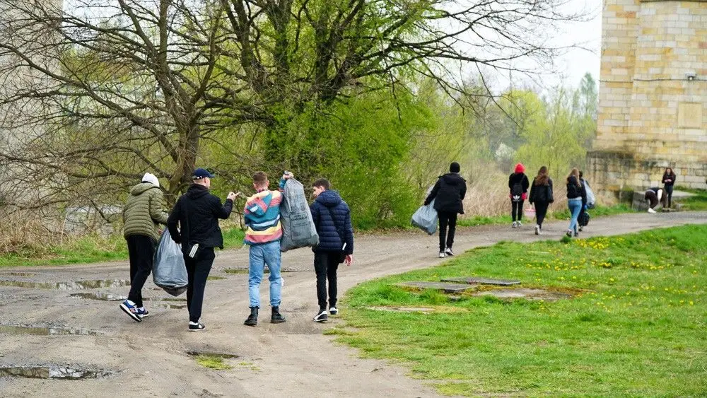 #SprzątamyDlaPolski: uczniowie powiatowych szkół w akcji