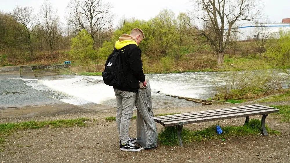 #SprzątamyDlaPolski: uczniowie powiatowych szkół w akcji