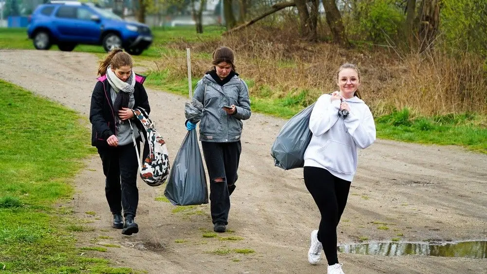 #SprzątamyDlaPolski: uczniowie powiatowych szkół w akcji