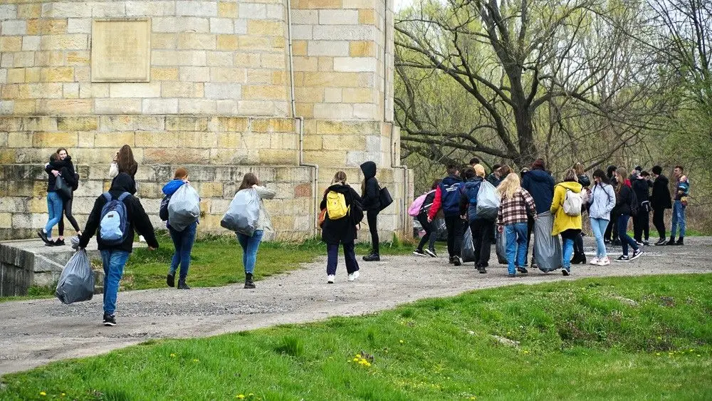 #SprzątamyDlaPolski: uczniowie powiatowych szkół w akcji