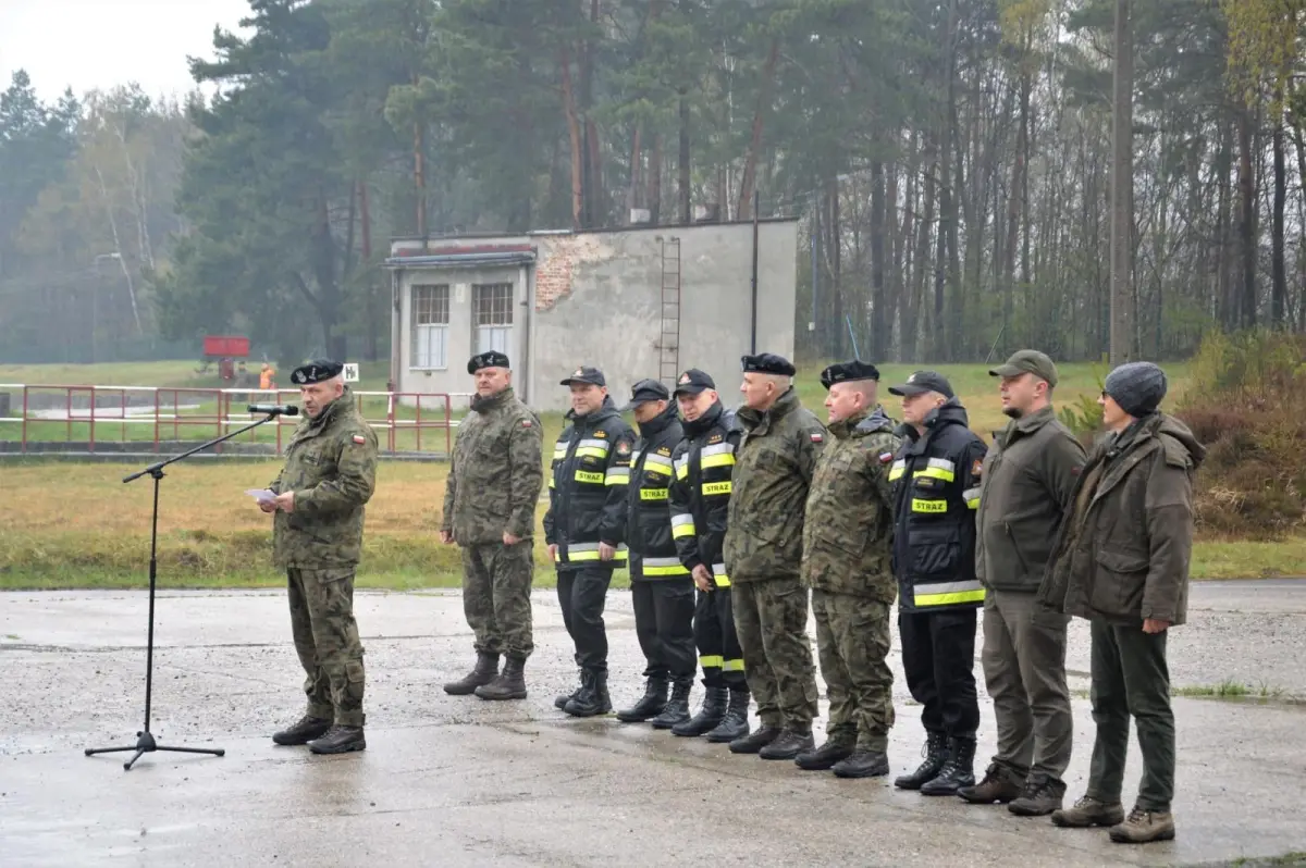 Ćwiczenia bolesławieckich strażaków na terenie jednostki wojskowej