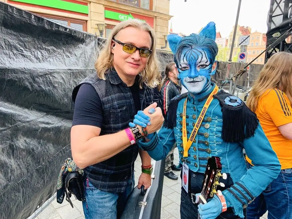 Gitarzysta i filmowiec Wojtek Stefańczyk doceniony we Wrocławiu! Blue Cat i „Wehikuł czasu”