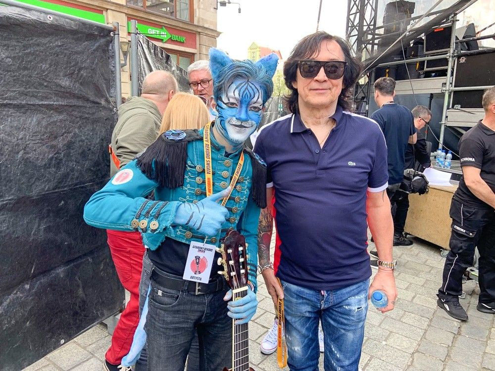 Gitarzysta i filmowiec Wojtek Stefańczyk doceniony we Wrocławiu! Blue Cat i „Wehikuł czasu”