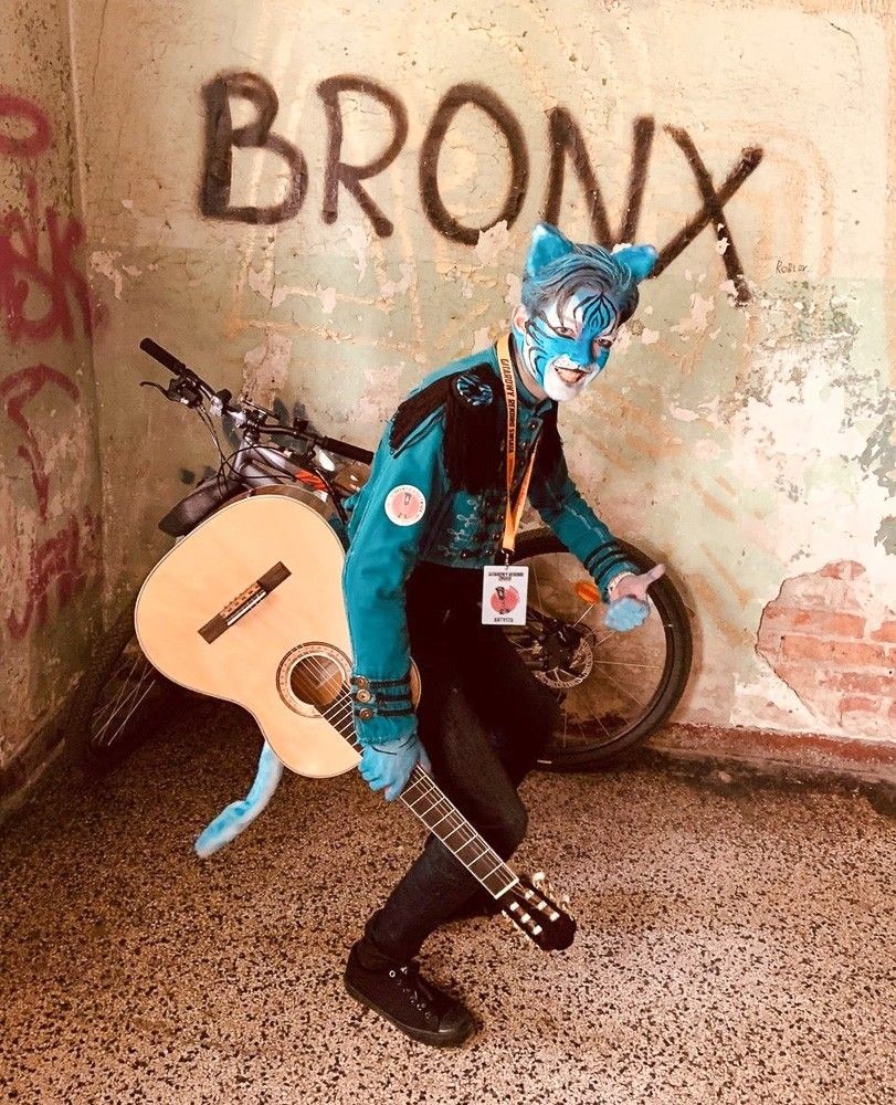 Gitarzysta i filmowiec Wojtek Stefańczyk doceniony we Wrocławiu! Blue Cat i „Wehikuł czasu”