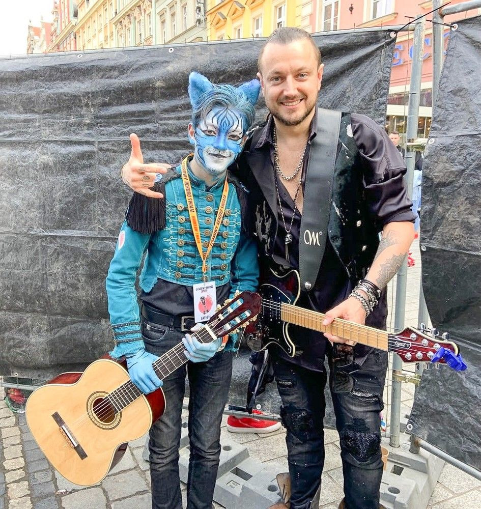 Gitarzysta i filmowiec Wojtek Stefańczyk doceniony we Wrocławiu! Blue Cat i „Wehikuł czasu”
