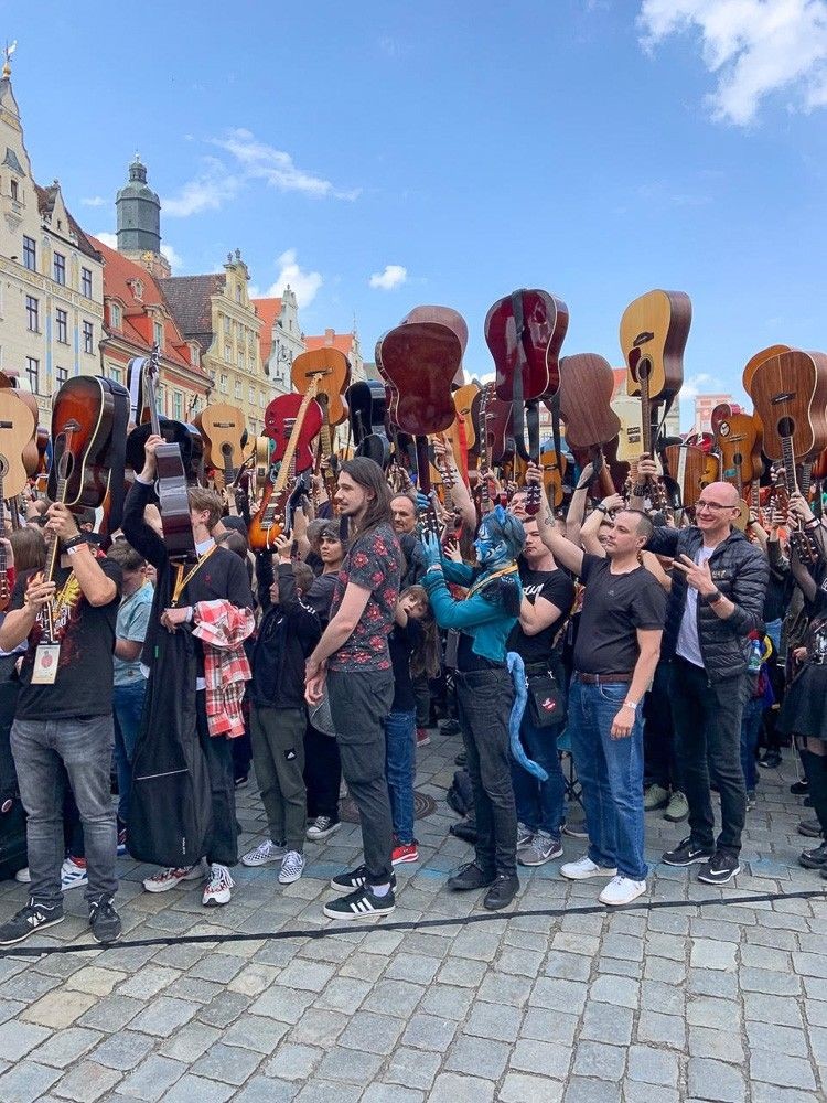 Gitarzysta i filmowiec Wojtek Stefańczyk doceniony we Wrocławiu! Blue Cat i „Wehikuł czasu”