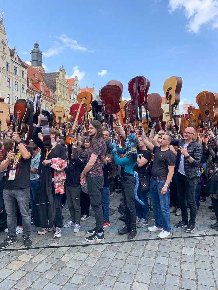 Gitarzysta i filmowiec Wojtek Stefańczyk doceniony we Wrocławiu! Blue Cat i „Wehikuł czasu”