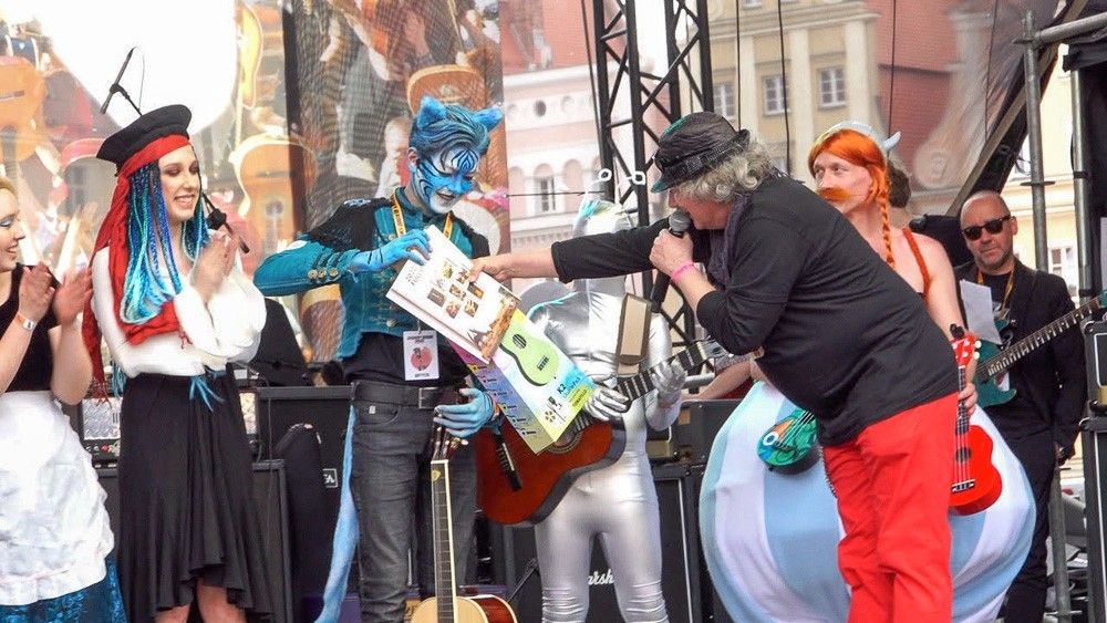 Gitarzysta i filmowiec Wojtek Stefańczyk doceniony we Wrocławiu! Blue Cat i „Wehikuł czasu”