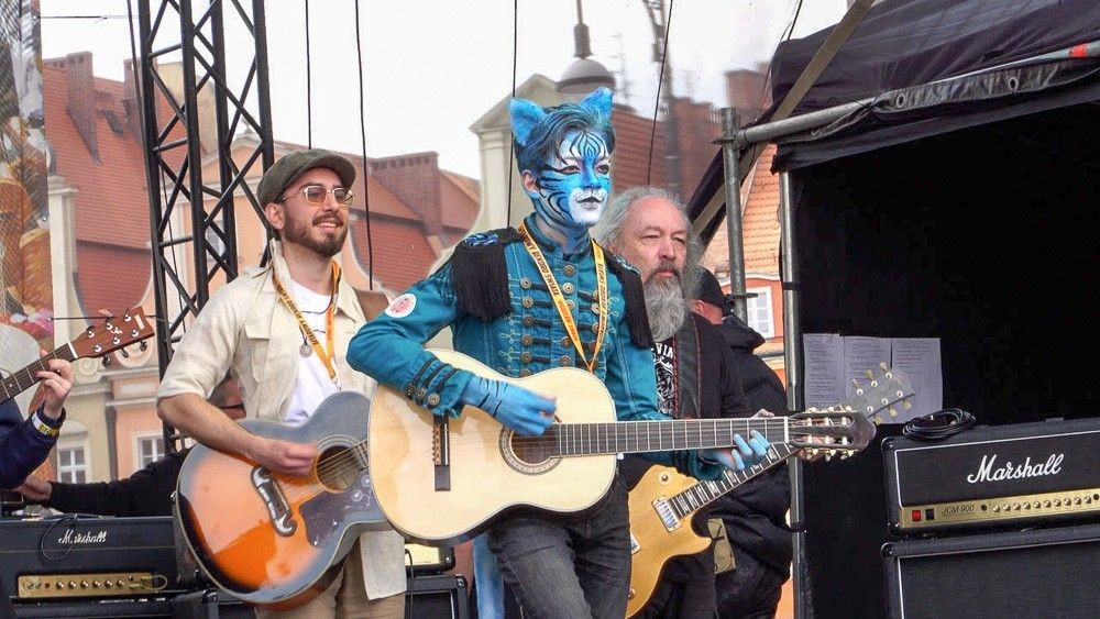 Gitarzysta i filmowiec Wojtek Stefańczyk doceniony we Wrocławiu! Blue Cat i „Wehikuł czasu”