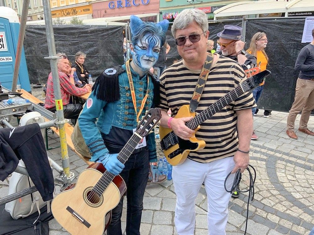 Gitarzysta i filmowiec Wojtek Stefańczyk doceniony we Wrocławiu! Blue Cat i „Wehikuł czasu”