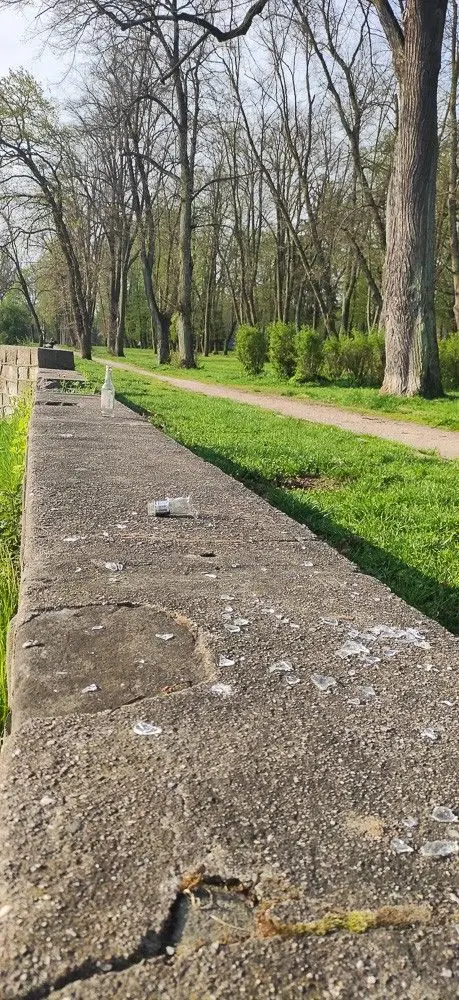 Rozbite butelki w parku przy Obrońców Helu w Bolesławcu