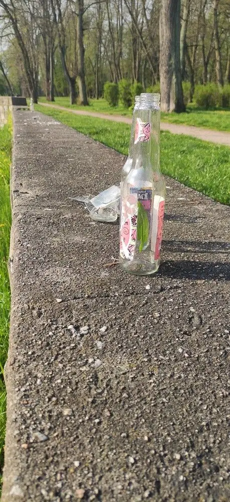 Rozbite butelki w parku przy Obrońców Helu w Bolesławcu