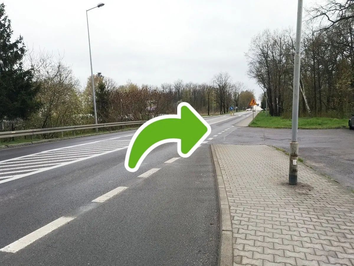Prawidłowy wjazd do marketu i motelu dla jadących od strony centrum miasta