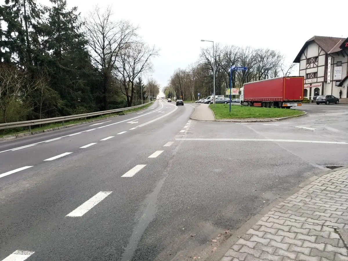 Linia podwójna ciągła przy skrzyżowaniu ulicy Nila z ulicą Różaną.