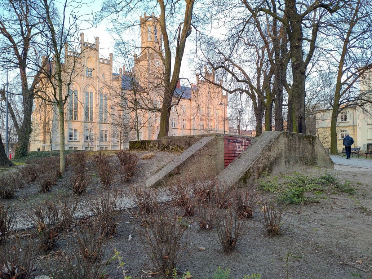 Wejście do schronu niedaleko sądu