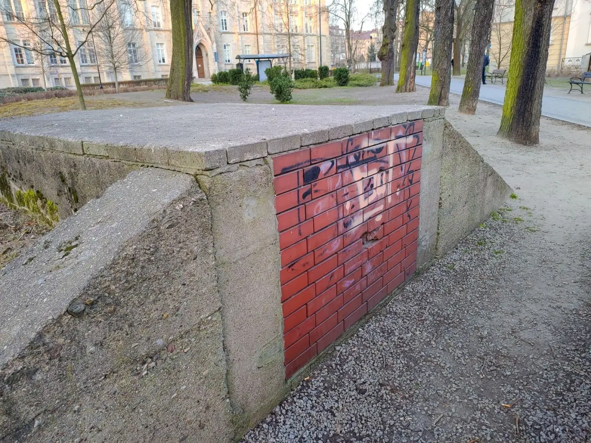 Wejście do schronu niedaleko sądu