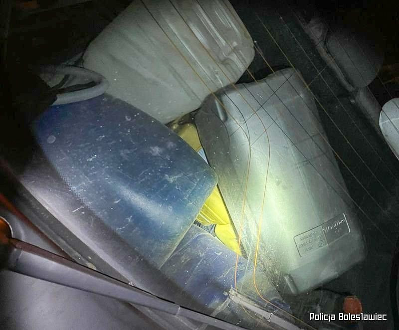 Samochód i kanistry